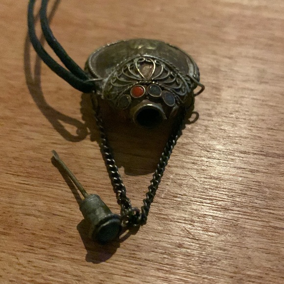 Vintage Snuff Perfume Pendant Necklace from Eastern Coins with Buddha & Gemstone - Picture 2 of 4